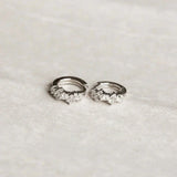 Boucles d'oreilles huggies en cristal | Or blanc