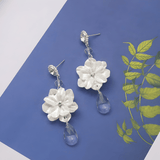 BOUCLES D'OREILLES EN FLEURS BLANCHES
